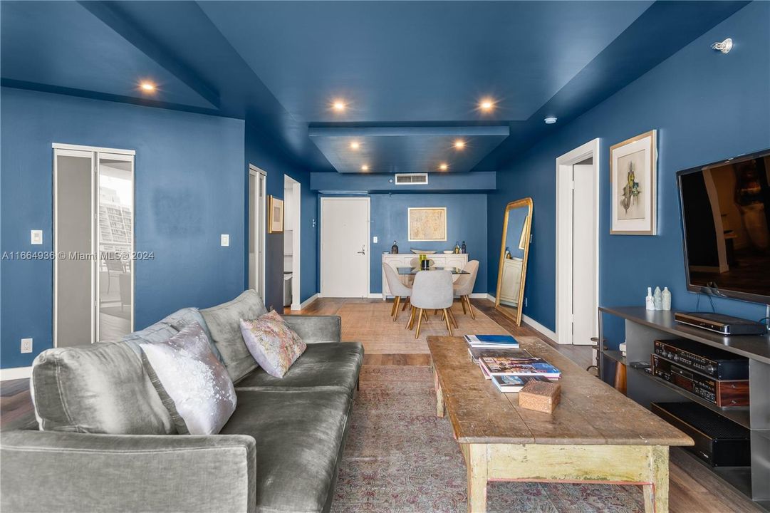 For Sale: $495,000 (1 beds, 2 baths, 990 Square Feet)