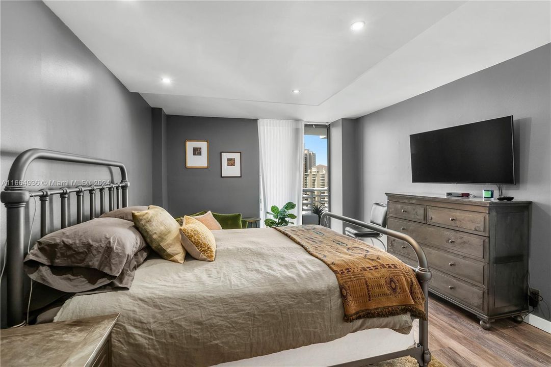 For Sale: $495,000 (1 beds, 2 baths, 990 Square Feet)