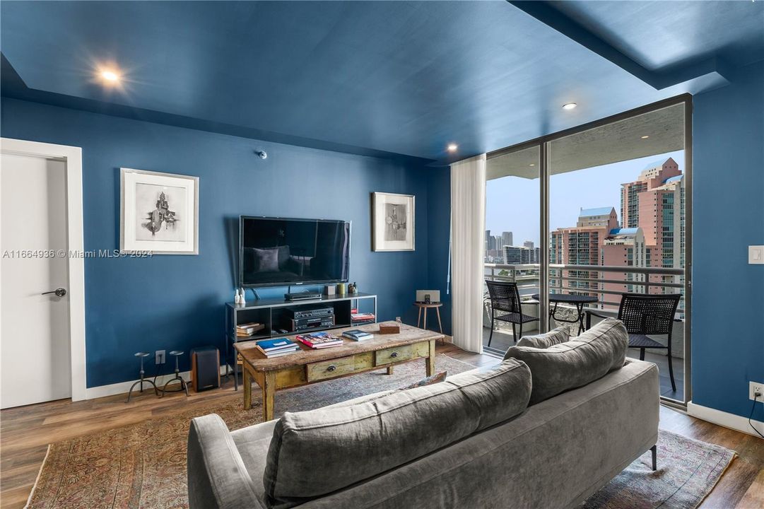 For Sale: $495,000 (1 beds, 2 baths, 990 Square Feet)