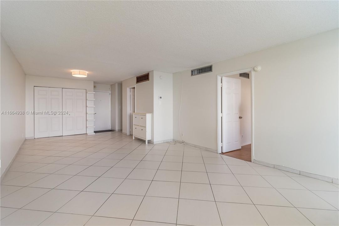 For Sale: $379,000 (1 beds, 1 baths, 910 Square Feet)