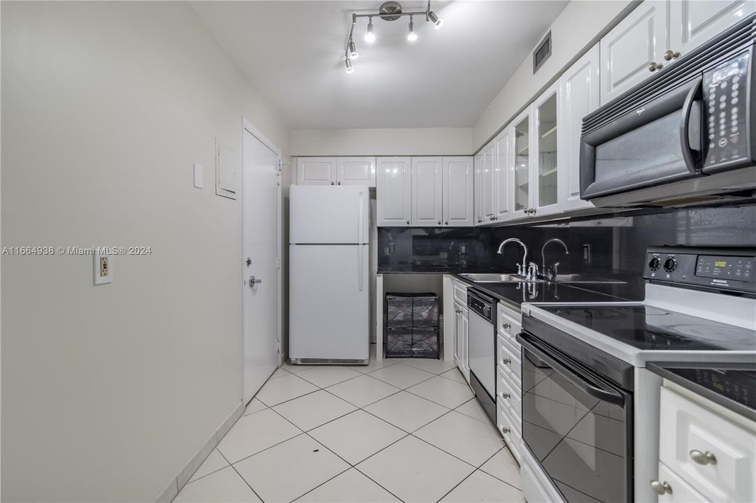 For Sale: $379,000 (1 beds, 1 baths, 910 Square Feet)