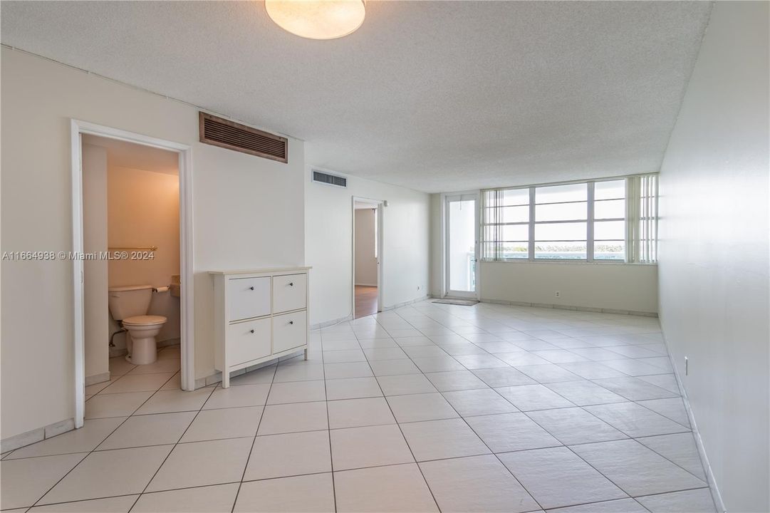 For Sale: $379,000 (1 beds, 1 baths, 910 Square Feet)