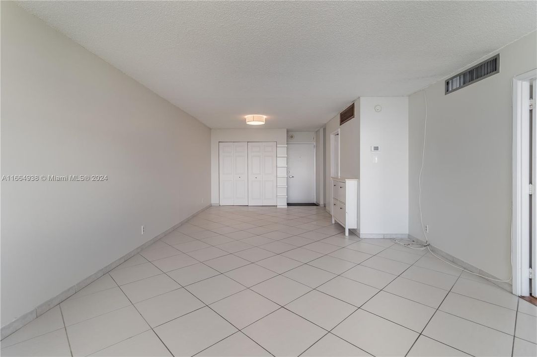 For Sale: $379,000 (1 beds, 1 baths, 910 Square Feet)