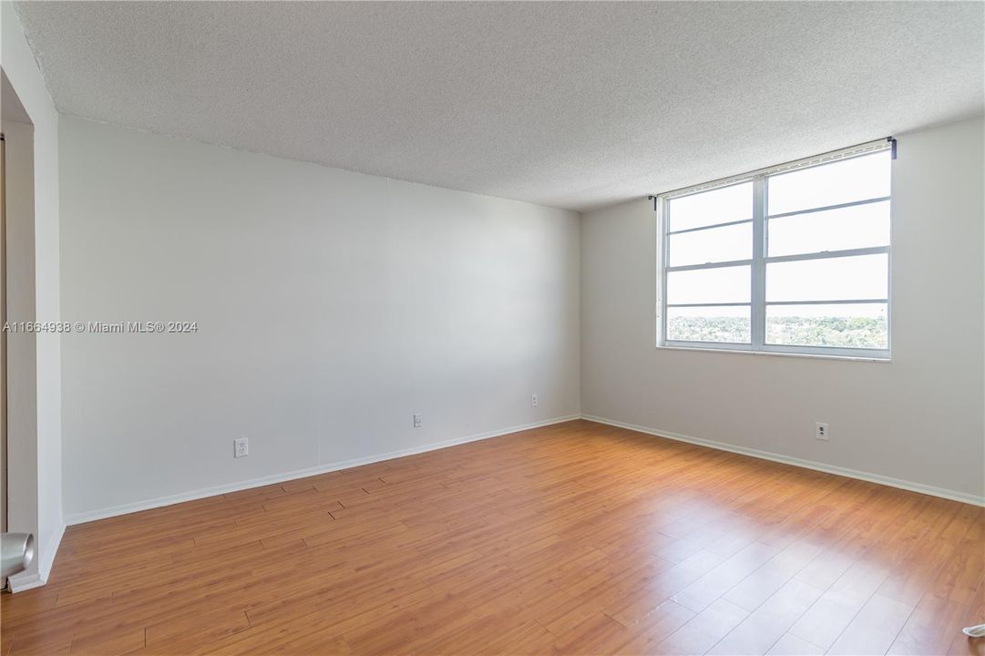 For Sale: $379,000 (1 beds, 1 baths, 910 Square Feet)