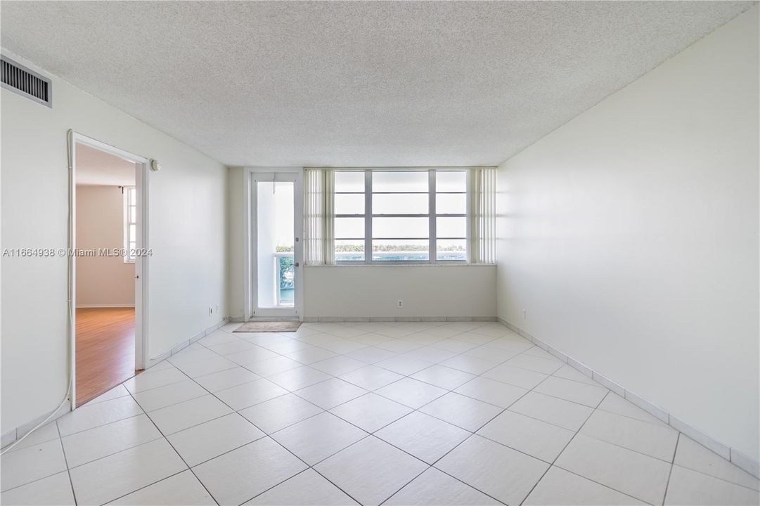 For Sale: $379,000 (1 beds, 1 baths, 910 Square Feet)