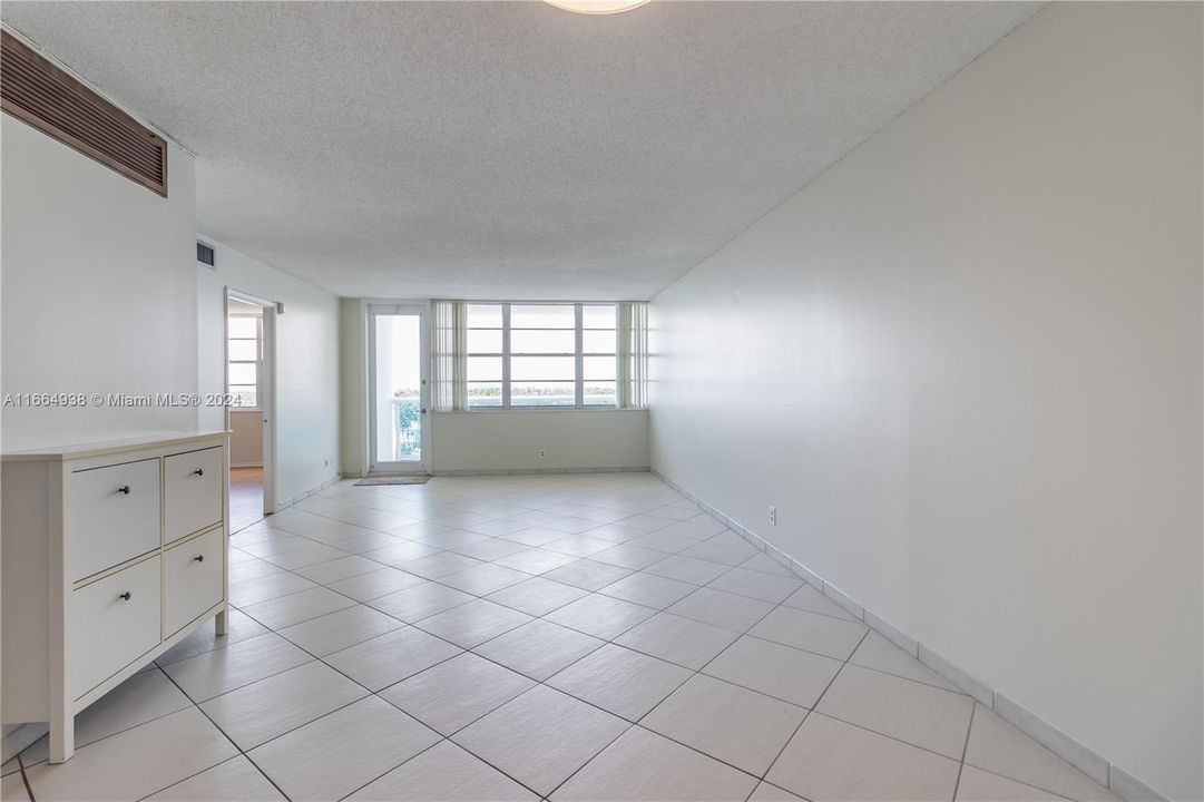 For Sale: $379,000 (1 beds, 1 baths, 910 Square Feet)