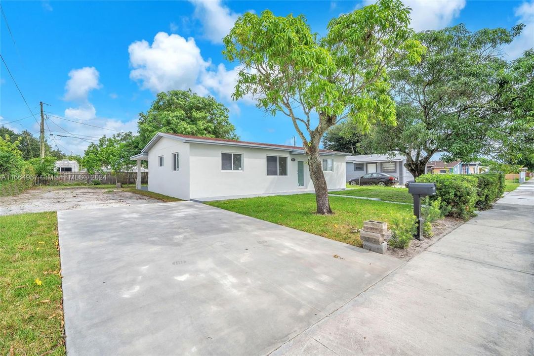 For Sale: $510,000 (3 beds, 2 baths, 946 Square Feet)