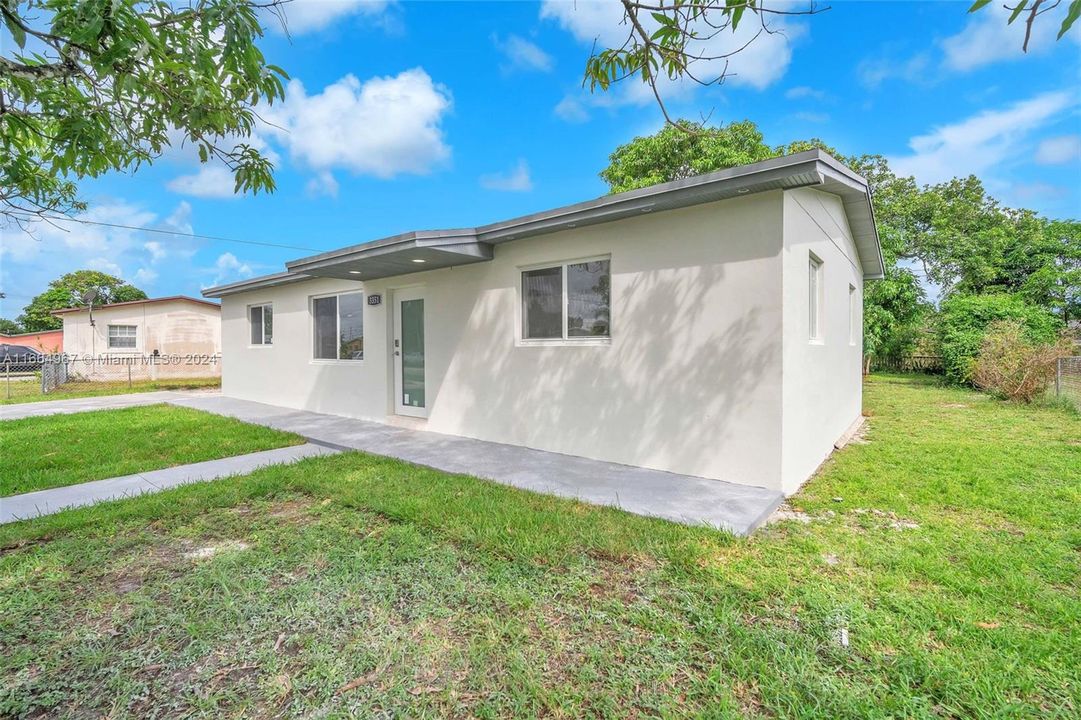 For Sale: $510,000 (3 beds, 2 baths, 946 Square Feet)