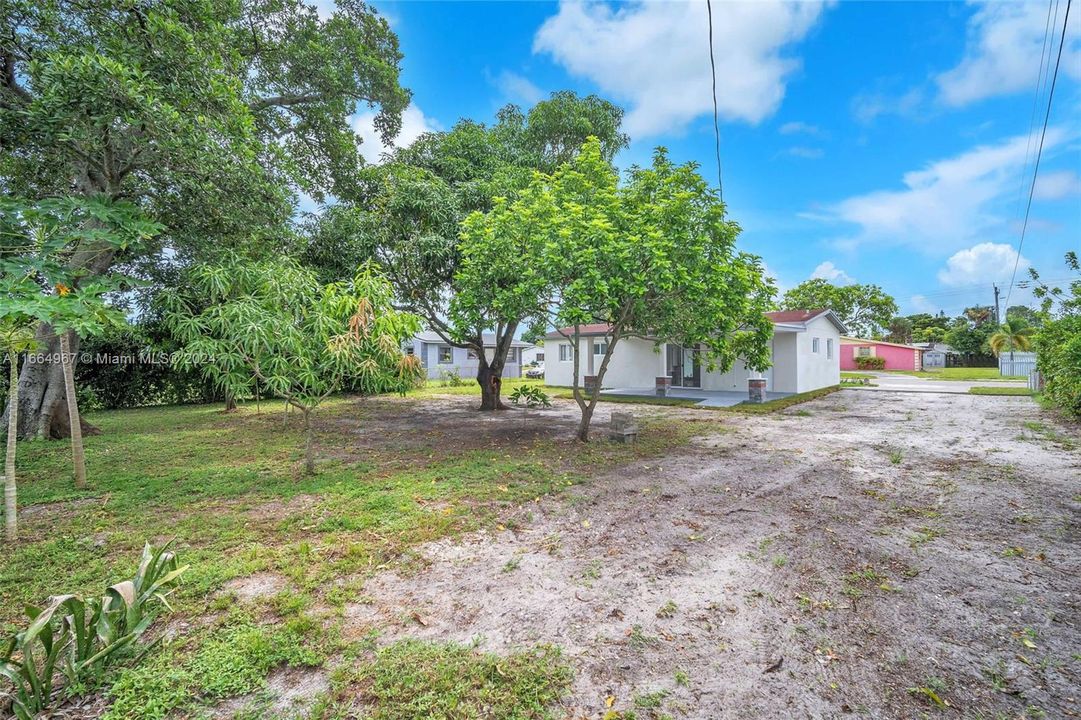 For Sale: $510,000 (3 beds, 2 baths, 946 Square Feet)