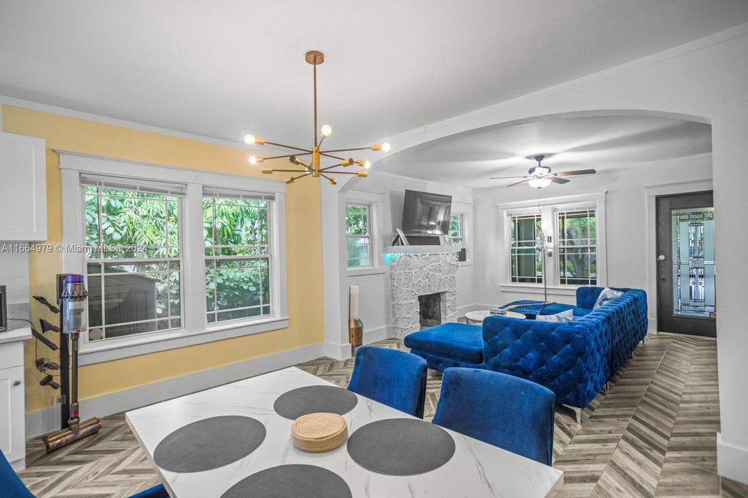 For Sale: $1,399,995 (2 beds, 2 baths, 972 Square Feet)