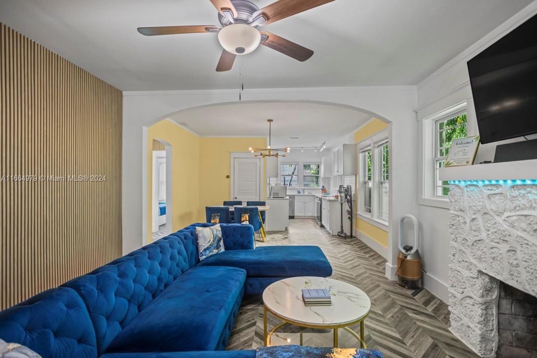 For Sale: $1,399,995 (2 beds, 2 baths, 972 Square Feet)