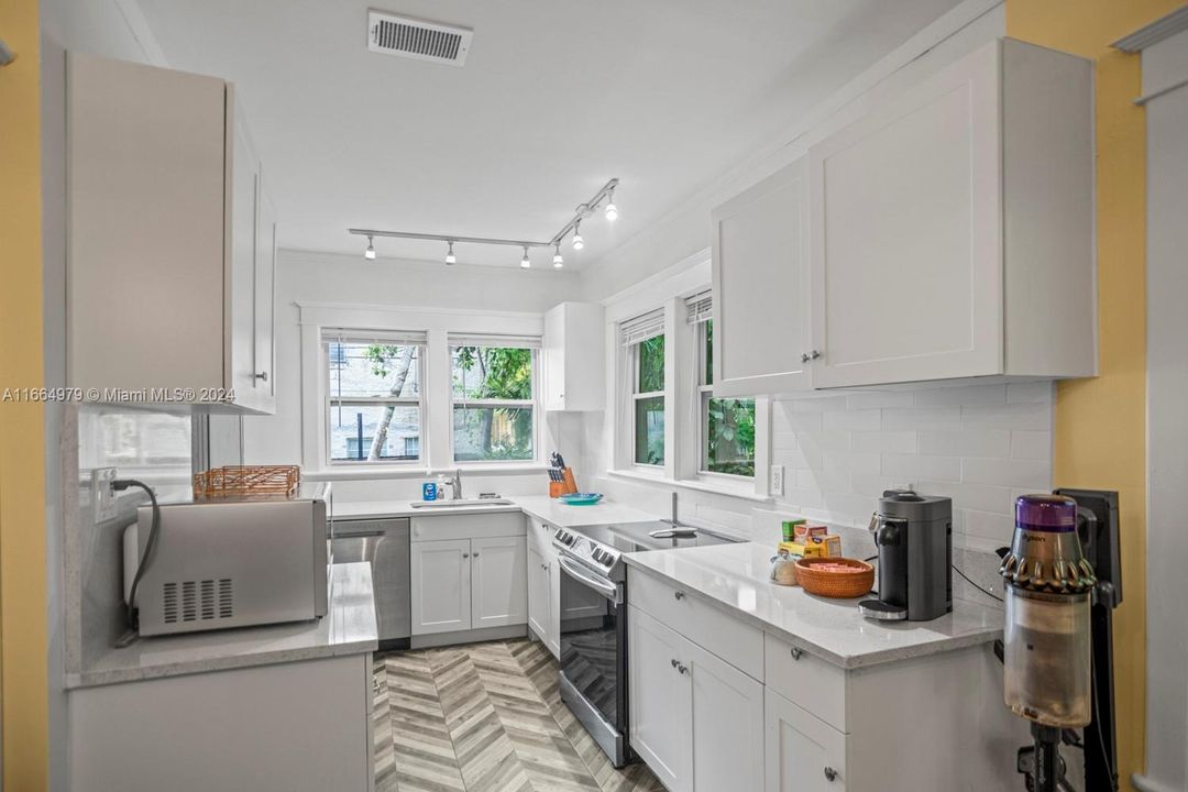 For Sale: $1,399,995 (2 beds, 2 baths, 972 Square Feet)