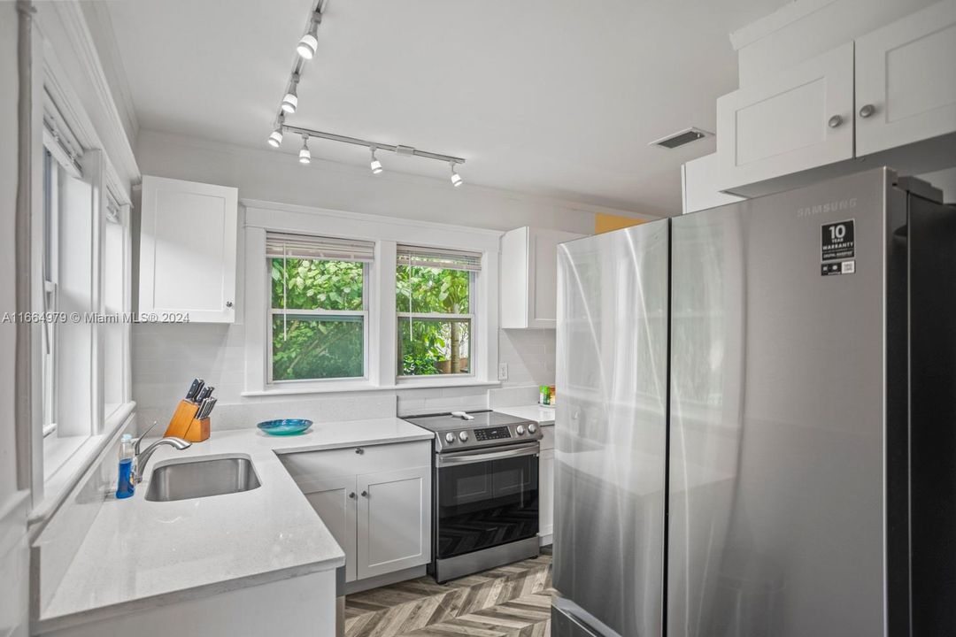 For Sale: $1,399,995 (2 beds, 2 baths, 972 Square Feet)