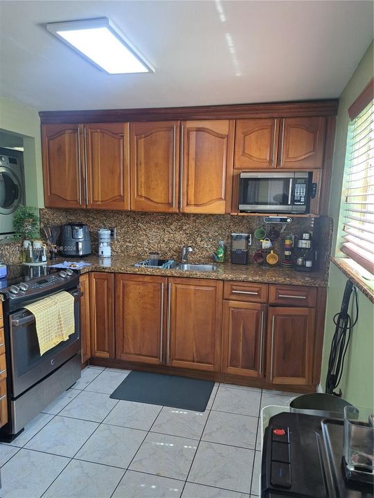 For Sale: $190,000 (2 beds, 1 baths, 938 Square Feet)