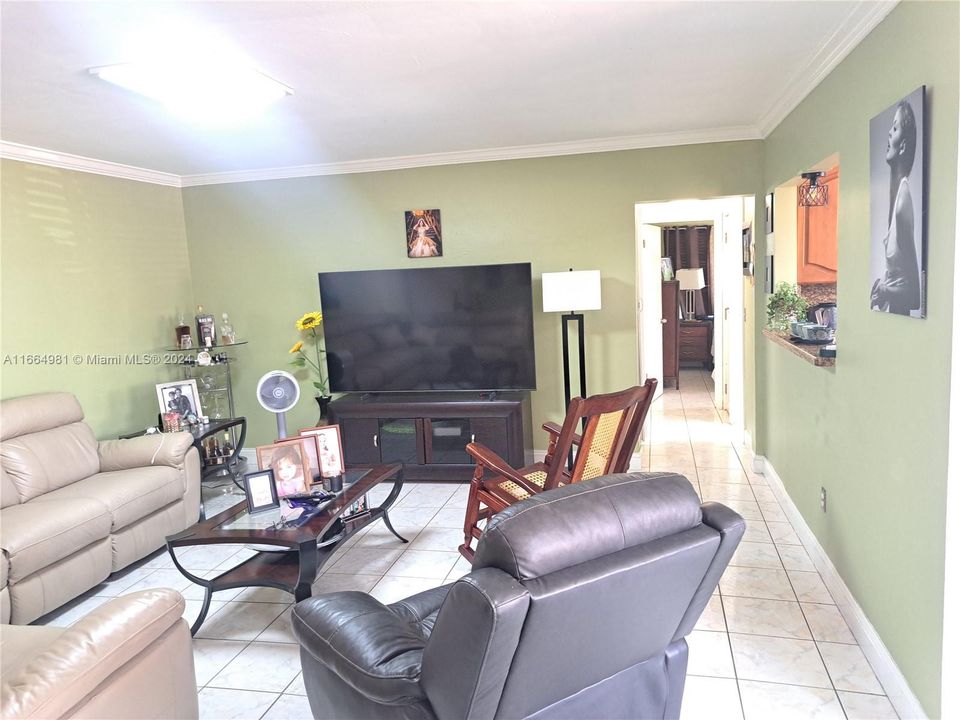 Active With Contract: $190,000 (2 beds, 1 baths, 938 Square Feet)