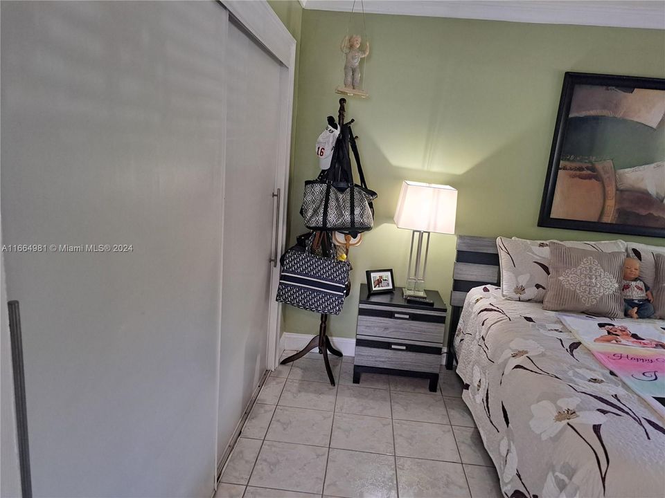 For Sale: $190,000 (2 beds, 1 baths, 938 Square Feet)