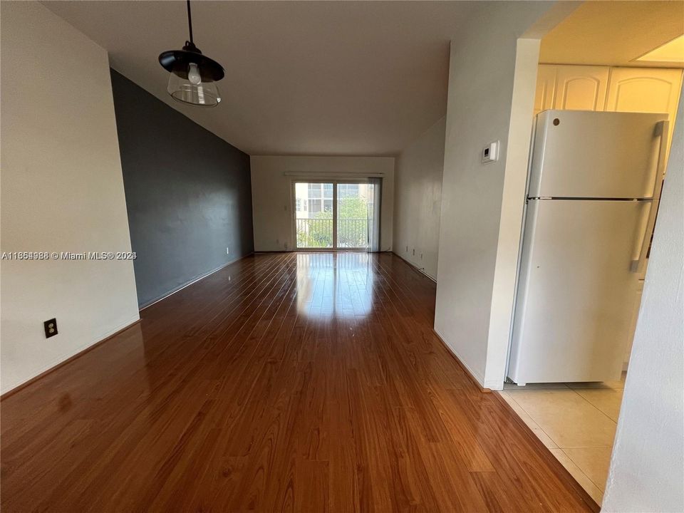 For Rent: $1,800 (1 beds, 1 baths, 670 Square Feet)