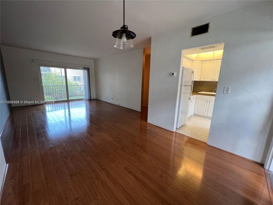 For Rent: $1,800 (1 beds, 1 baths, 670 Square Feet)