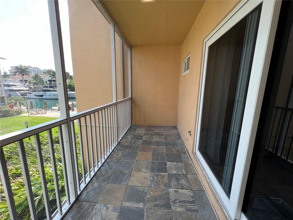 For Rent: $1,800 (1 beds, 1 baths, 670 Square Feet)