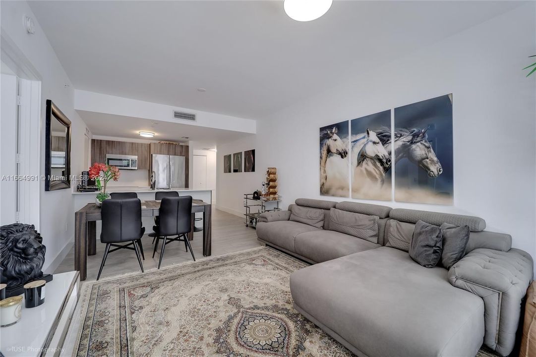 For Sale: $669,000 (1 beds, 2 baths, 888 Square Feet)