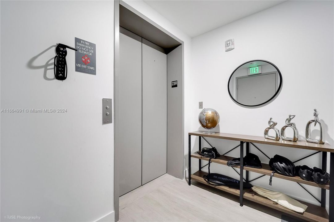 For Sale: $669,000 (1 beds, 2 baths, 888 Square Feet)