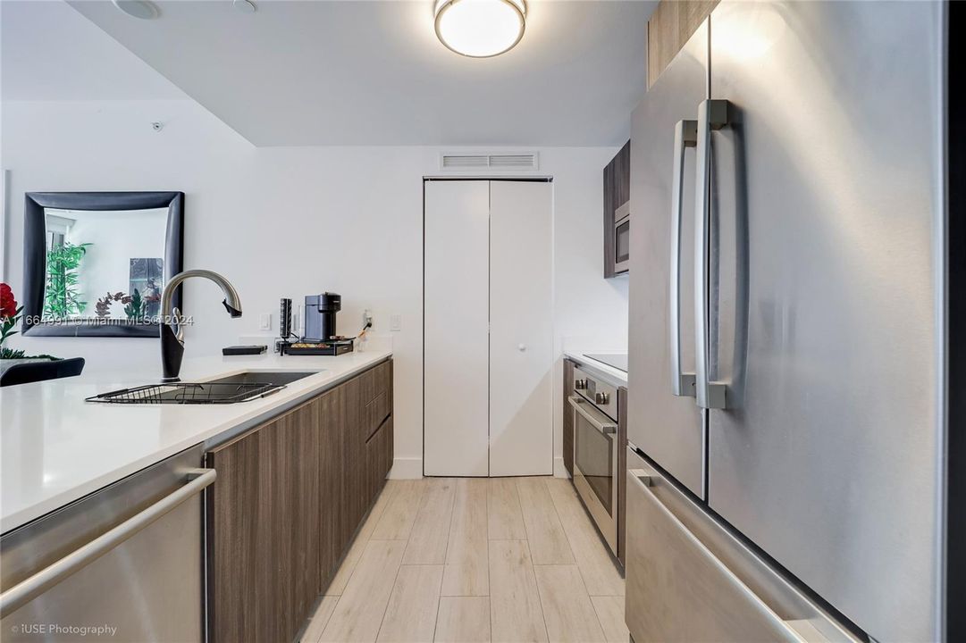 For Sale: $669,000 (1 beds, 2 baths, 888 Square Feet)