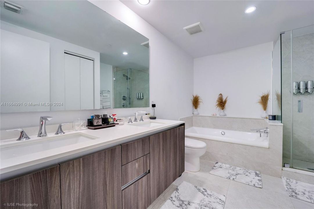 For Sale: $669,000 (1 beds, 2 baths, 888 Square Feet)