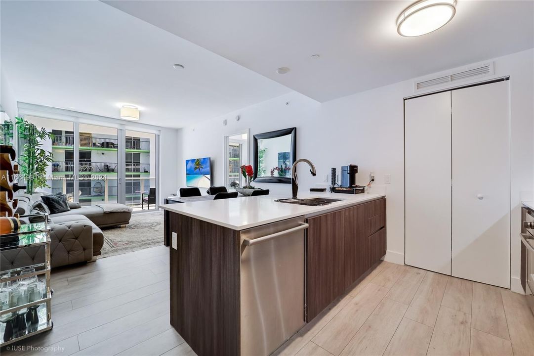 For Sale: $669,000 (1 beds, 2 baths, 888 Square Feet)