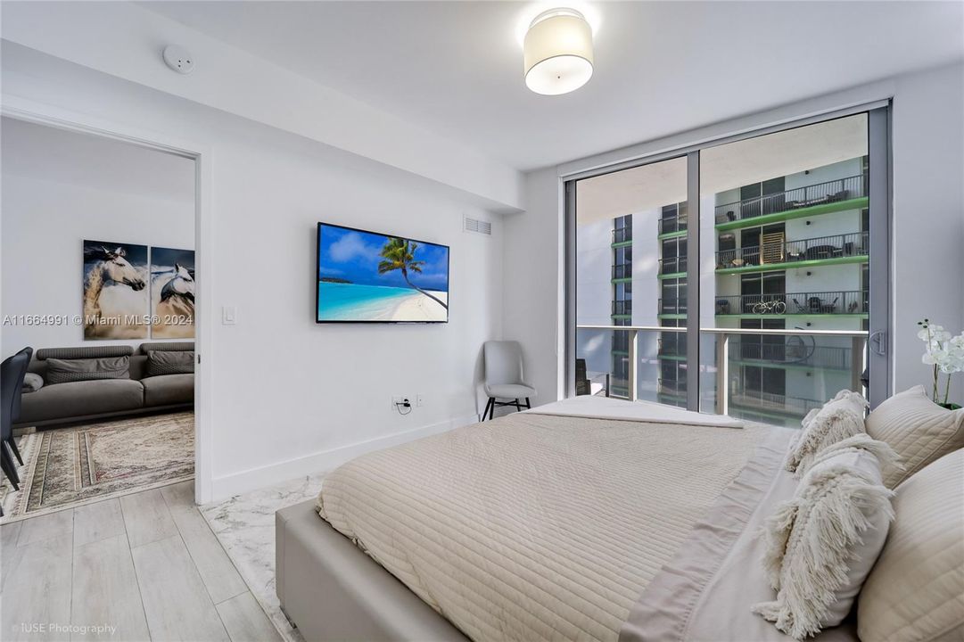 For Sale: $669,000 (1 beds, 2 baths, 888 Square Feet)