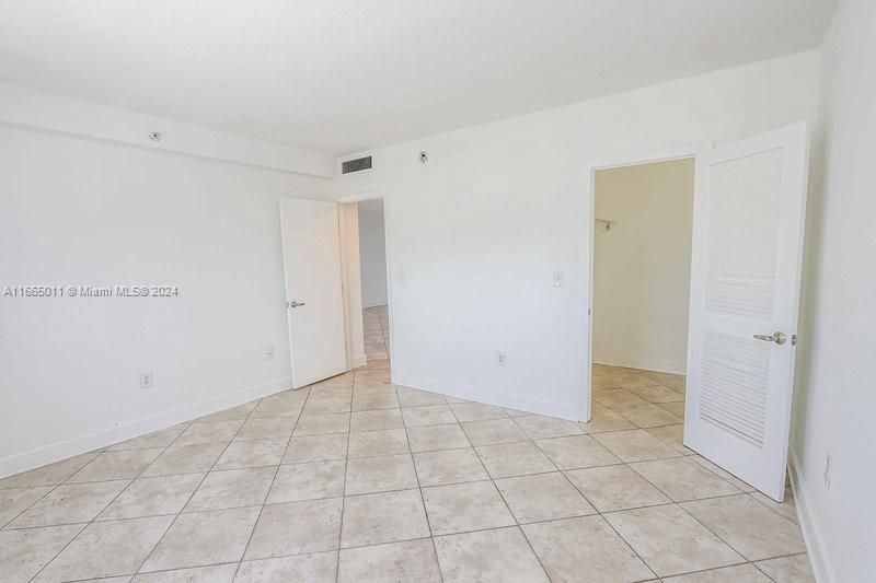 For Sale: $359,000 (1 beds, 1 baths, 898 Square Feet)