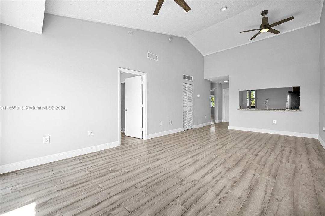 For Sale: $325,000 (2 beds, 2 baths, 978 Square Feet)