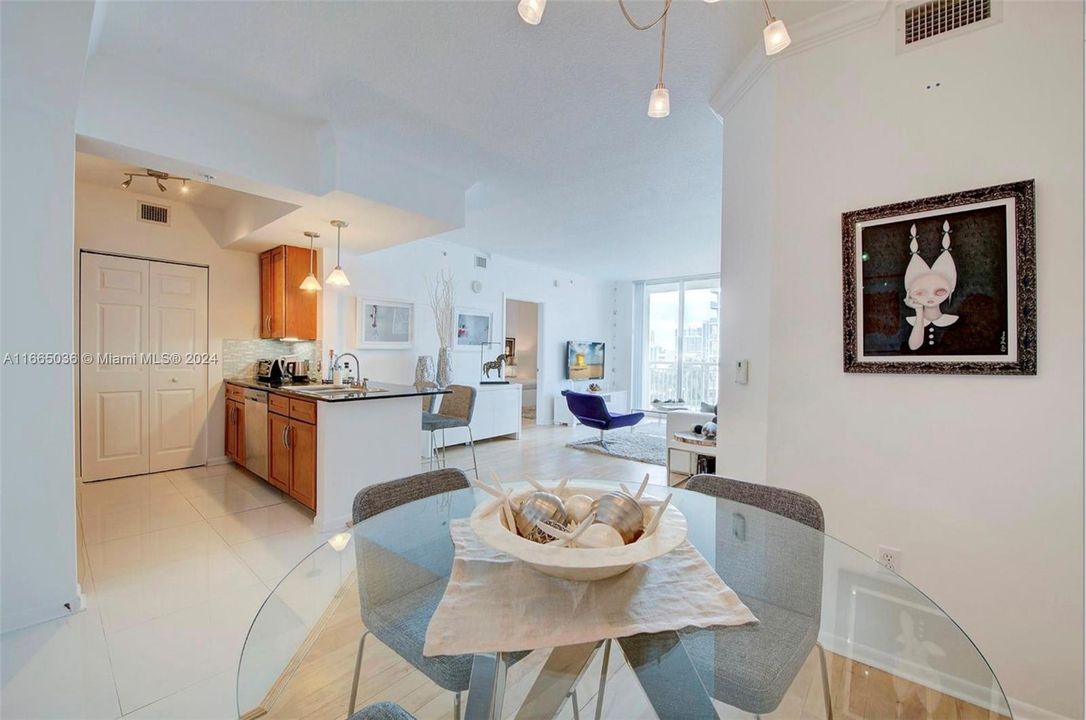 Recientemente alquilado: $3,900 (2 camas, 2 baños, 1049 Pies cuadrados)