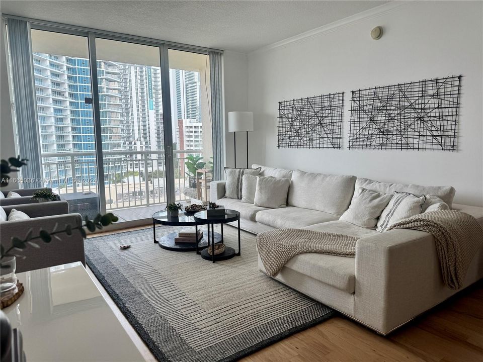 Recientemente alquilado: $3,900 (2 camas, 2 baños, 1049 Pies cuadrados)