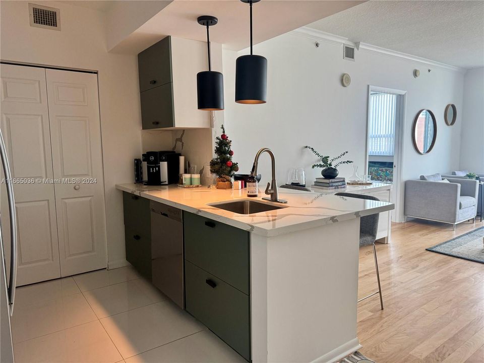 Recientemente alquilado: $3,900 (2 camas, 2 baños, 1049 Pies cuadrados)