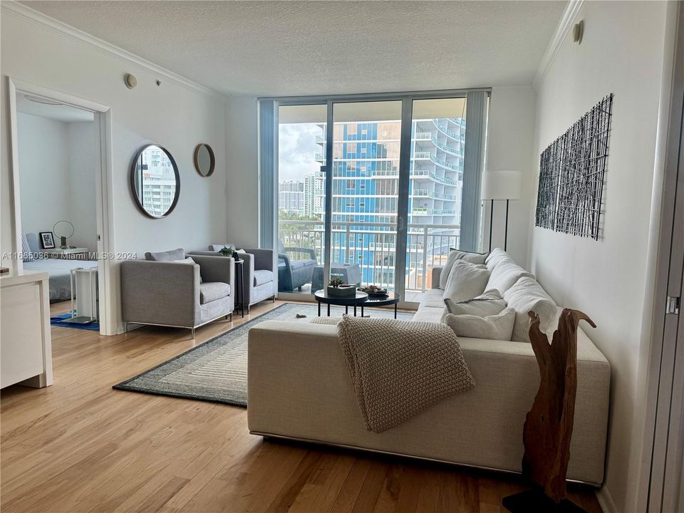 Recientemente alquilado: $3,900 (2 camas, 2 baños, 1049 Pies cuadrados)