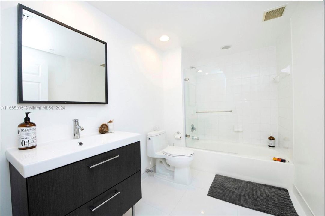 Recientemente alquilado: $3,900 (2 camas, 2 baños, 1049 Pies cuadrados)