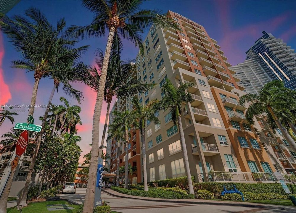 Recientemente alquilado: $3,900 (2 camas, 2 baños, 1049 Pies cuadrados)