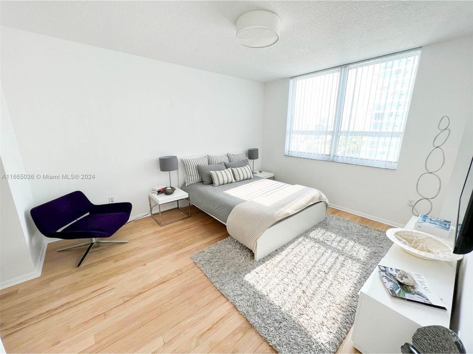 Recientemente alquilado: $3,900 (2 camas, 2 baños, 1049 Pies cuadrados)