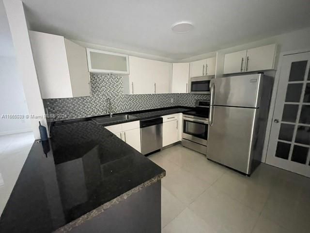 For Rent: $3,200 (3 beds, 2 baths, 1377 Square Feet)