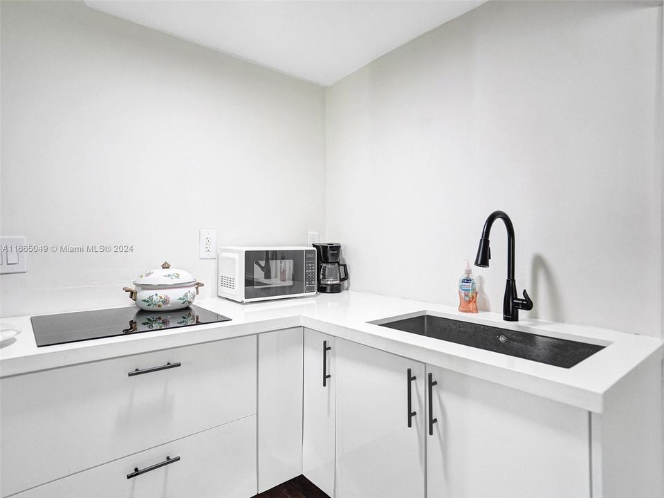 For Sale: $450,000 (2 beds, 2 baths, 860 Square Feet)