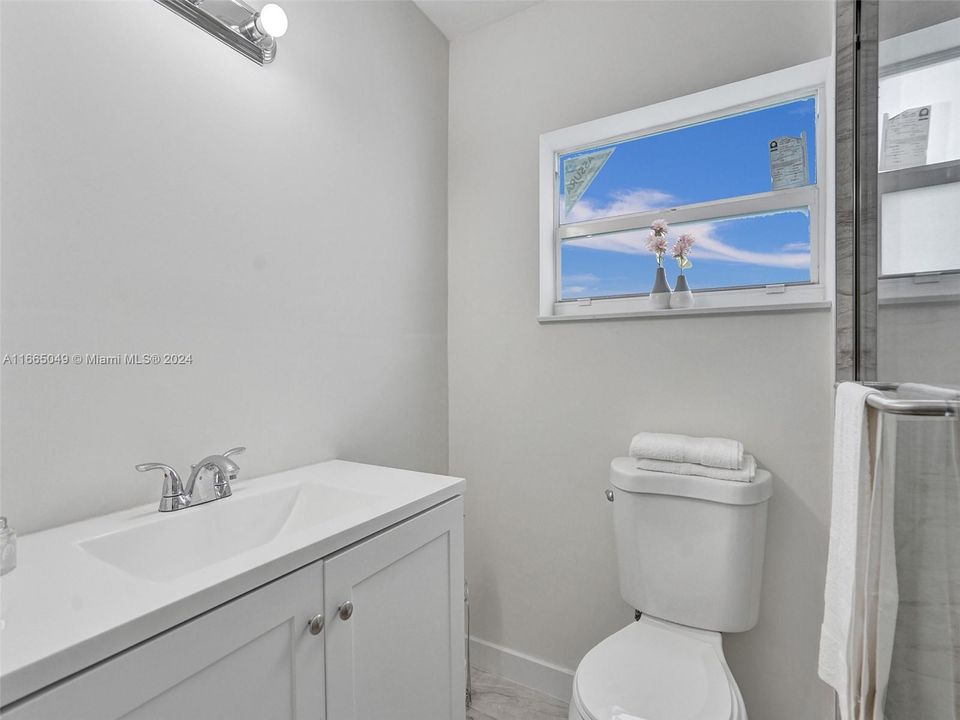 For Sale: $450,000 (2 beds, 2 baths, 860 Square Feet)