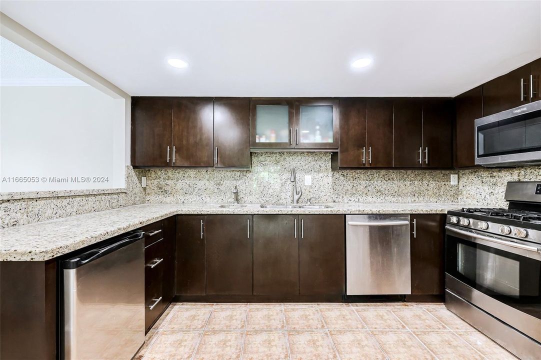 For Sale: $365,000 (2 beds, 2 baths, 1330 Square Feet)