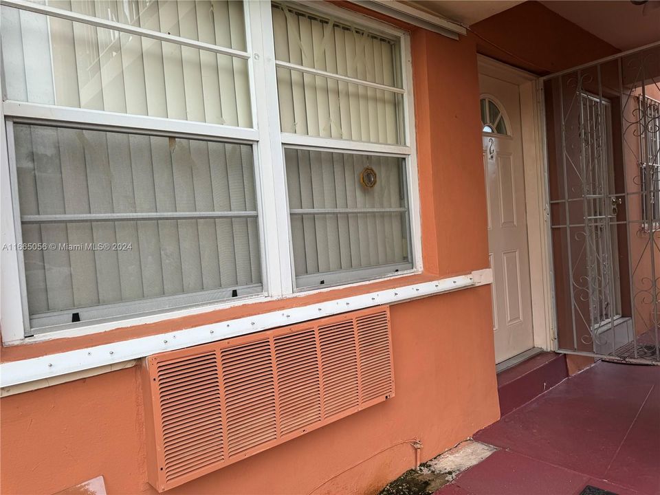 For Sale: $230,000 (1 beds, 1 baths, 580 Square Feet)