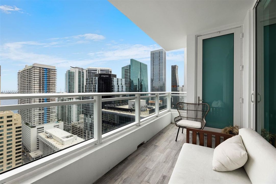 For Sale: $625,000 (1 beds, 1 baths, 905 Square Feet)