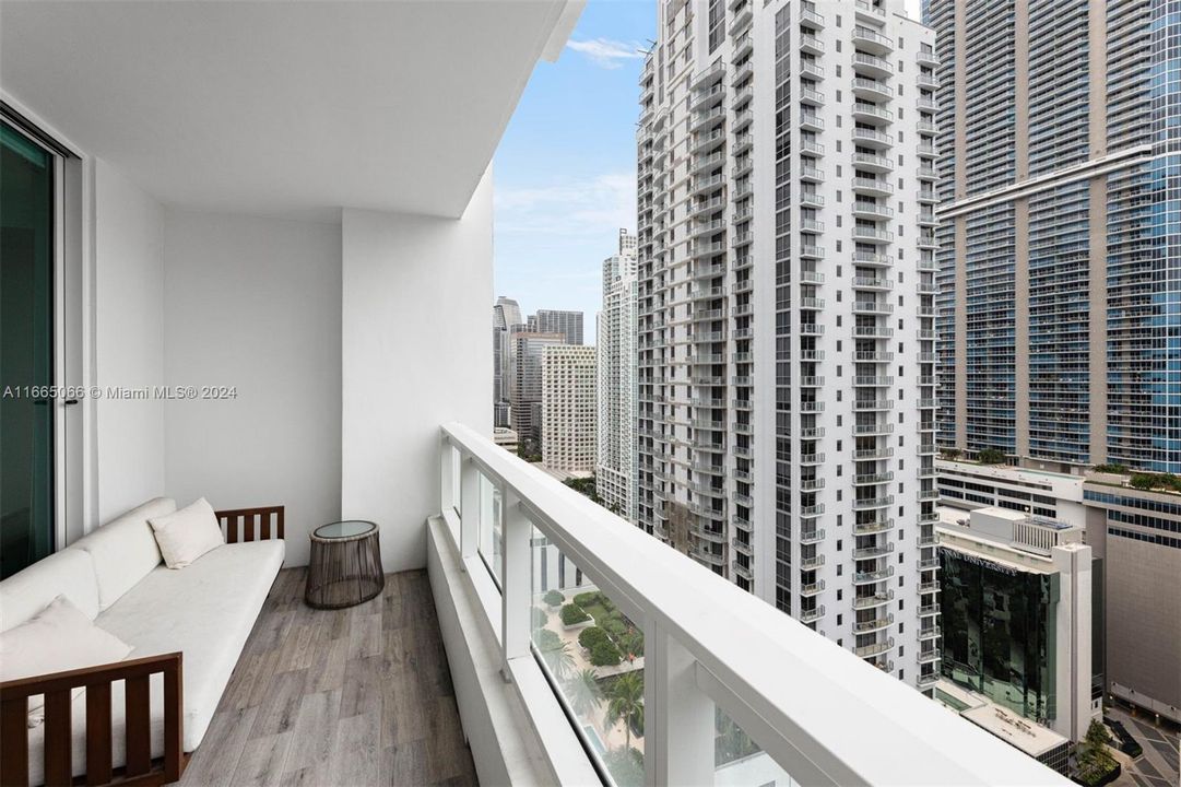 For Sale: $625,000 (1 beds, 1 baths, 905 Square Feet)