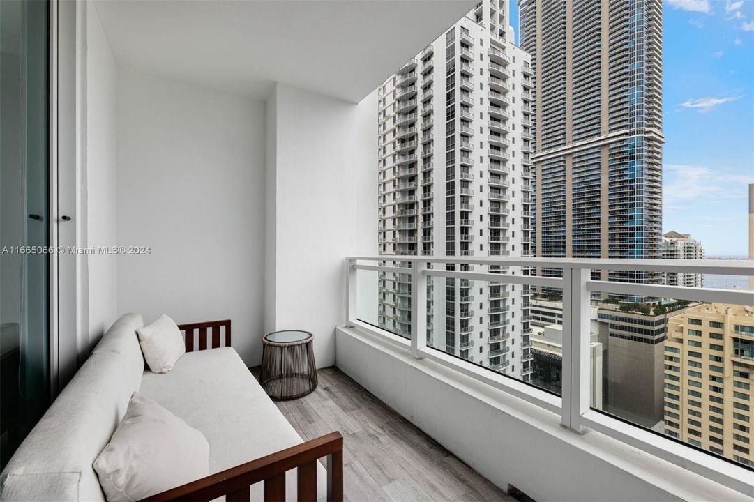 For Sale: $625,000 (1 beds, 1 baths, 905 Square Feet)