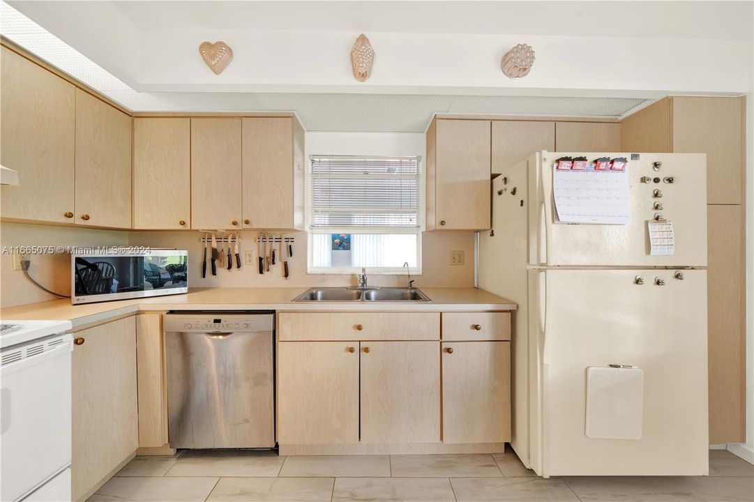 For Sale: $419,500 (2 beds, 2 baths, 1627 Square Feet)