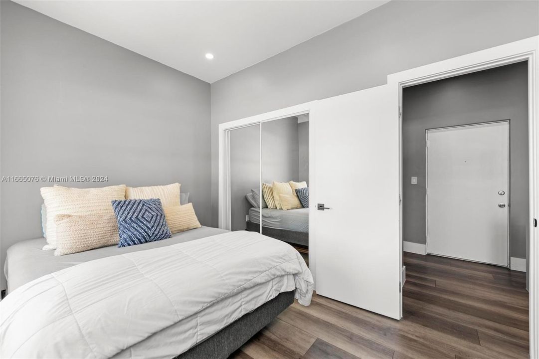 For Sale: $499,000 (2 beds, 2 baths, 952 Square Feet)