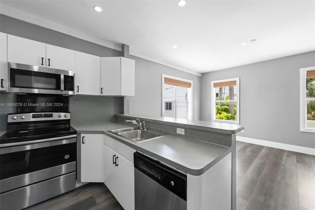 For Sale: $499,000 (2 beds, 2 baths, 952 Square Feet)