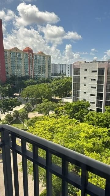 En Venta: $389,000 (2 camas, 2 baños, 894 Pies cuadrados)